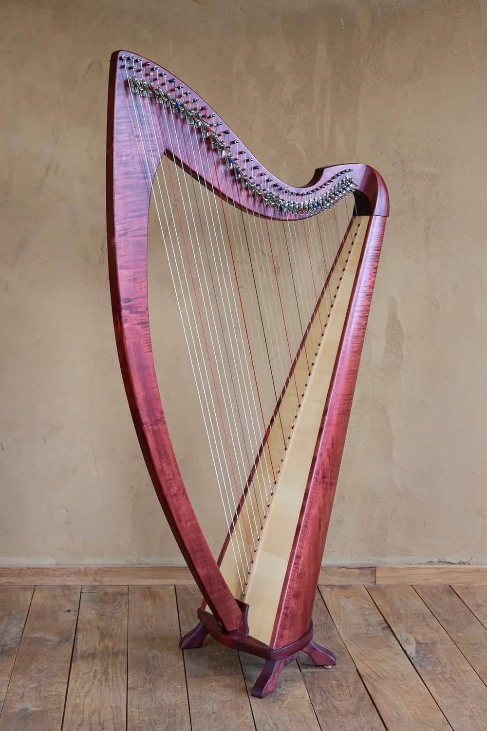 Modell Cadiz in Ahorn (gebeizt, burgunder-rot)