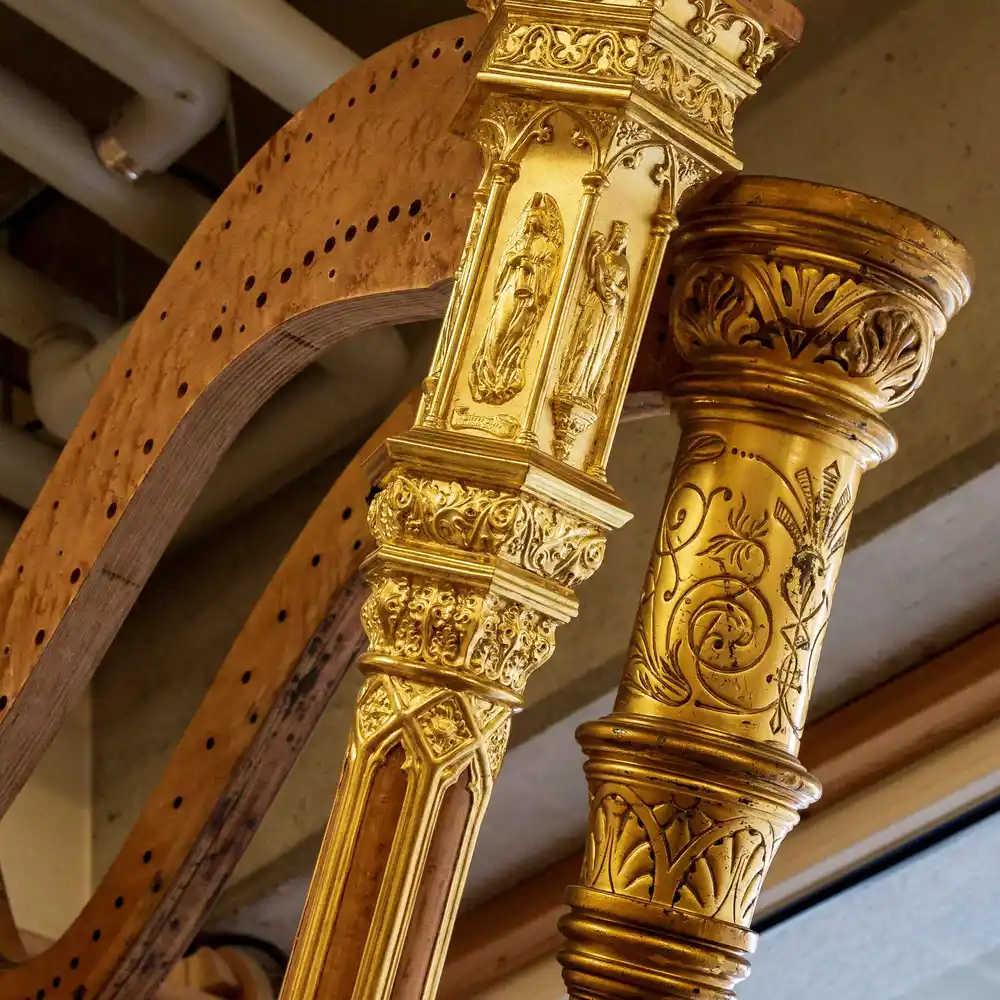 Eine von vielen angebotenen Leistungen ist die Restaurierung oder Vergoldung historischer Harfen.